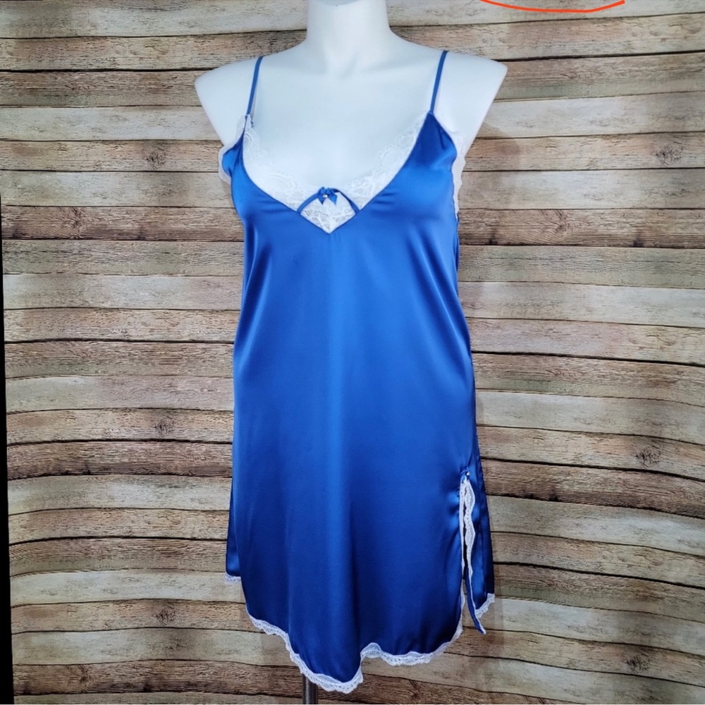 Gorgeous Ekouear blue and white lace trim chemise Med